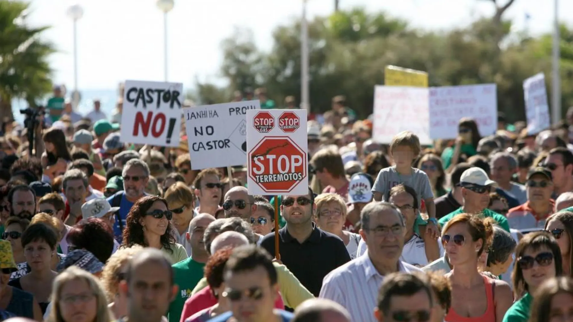 Momento de la marcha que la Plataforma en defensa de las Tierras del Sénia ha convocado en Les Cases D'Alcanar (Tarragona) para mostrar el rechazo de los municipios de las Tierras del Ebro y del norte de Castellón al proyecto Castor y reclamar que el almacén de gas no vuelva a funcionar.