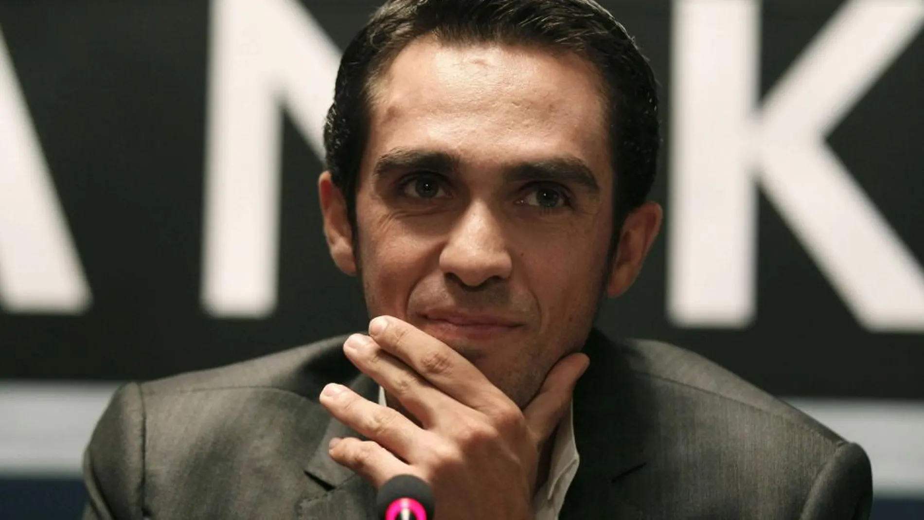 El ciclista Alberto Contador durante la rueda de prensa que ha ofrecido hoy en Madrid junto al propietario del equipo Riis Cycling, Bjarne Riss
