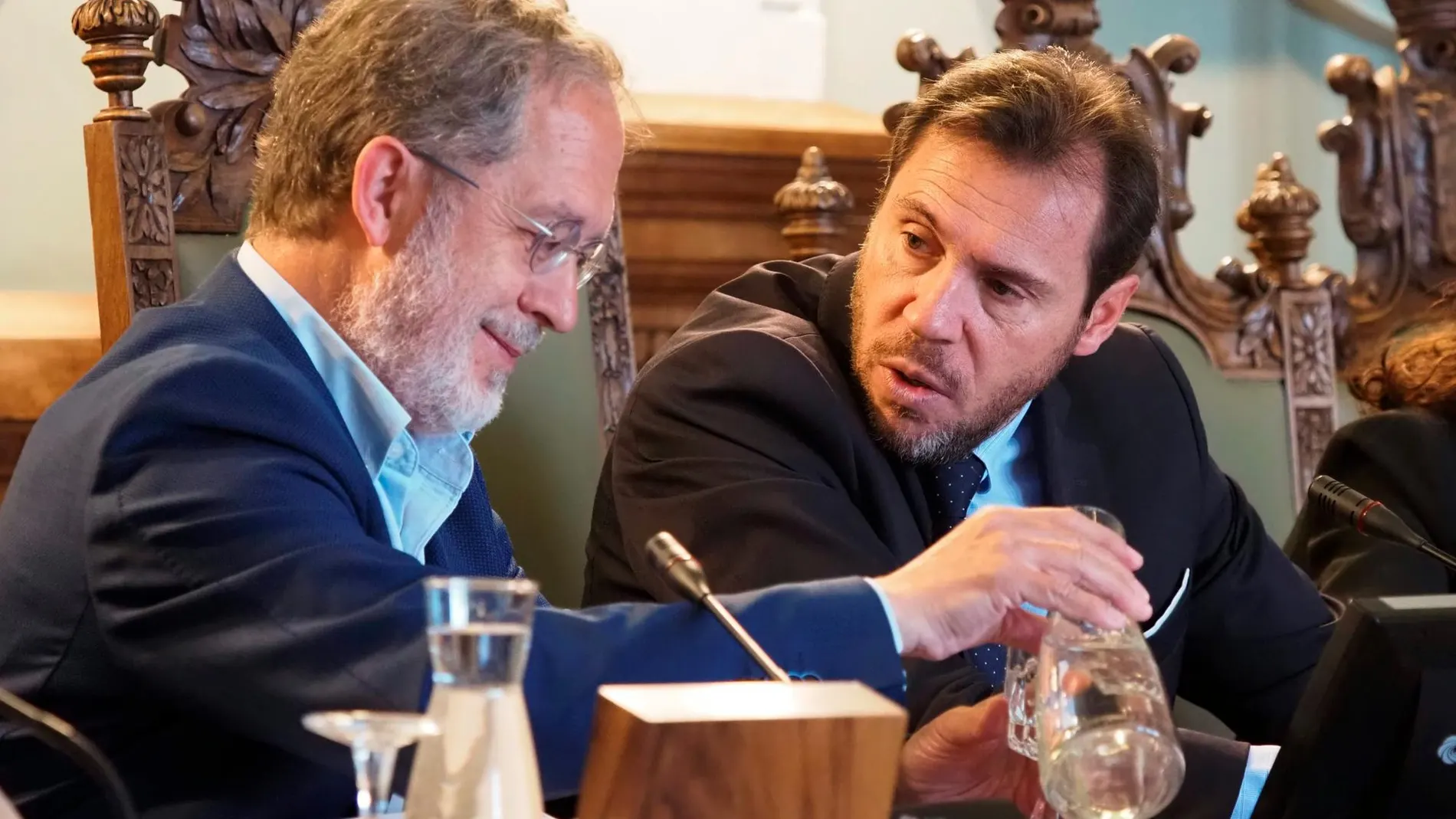 Óscar Puente y Manuel Saravia conversan durante el pleno