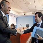 Alberto Fabra estrecha la mano al vicepresidetne del Consell, José Ciscar