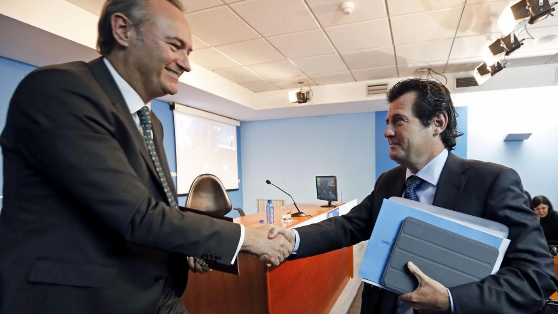 Alberto Fabra estrecha la mano al vicepresidetne del Consell, José Ciscar