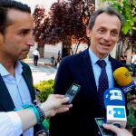 El ministro de Ciencia, Innovación, y Universidades en funciones, Pedro Duque, y el candidato del PSOE a la Alcaldía de Badajoz, Ricardo Cabezas.