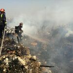 Bomberos de la Comunidad de Madrid rematando las labores de extinción del incendio de Cadalso, el mayor que ha habido en lo que llevamos de siglo en la región