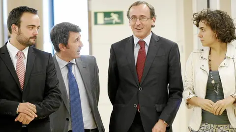 El portavoz del PP, Alfonso Alonso (en el centro), con Dolors Montserrat, vicepresidenta tercera del Congreso, y Juan Antonio López y José Domingo, de la plataforma «Som Catalunya, somos España»