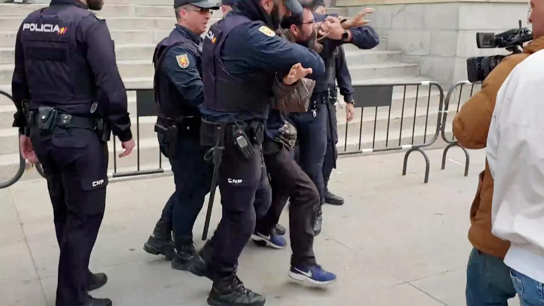 Grita “¡Nadie sin hogar!” en el Congreso y le echan