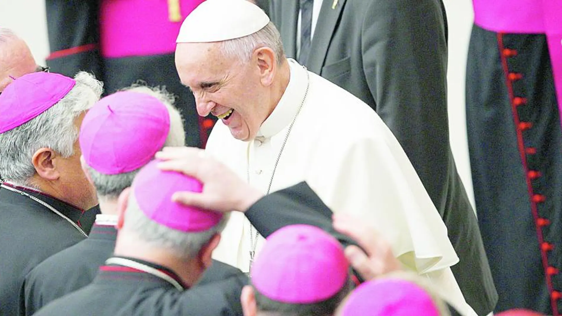 Francisco se dirigió ayer a 6.000 seminaristas y novicias reunidos en El Vaticano, a los que les pidió que fueran coherentes con el voto de pobreza