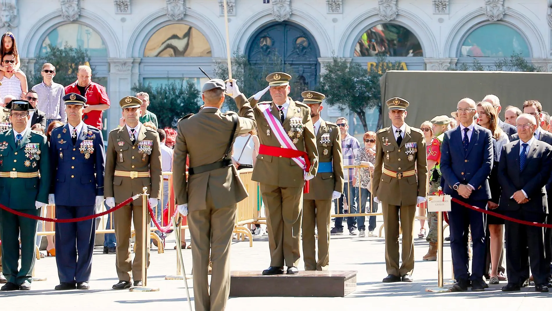 El general jefe de la Cuarta Subinspección del Ejército, José Rivas Moriana, saluda a la tropa en presencia de autoridades civiles y militares