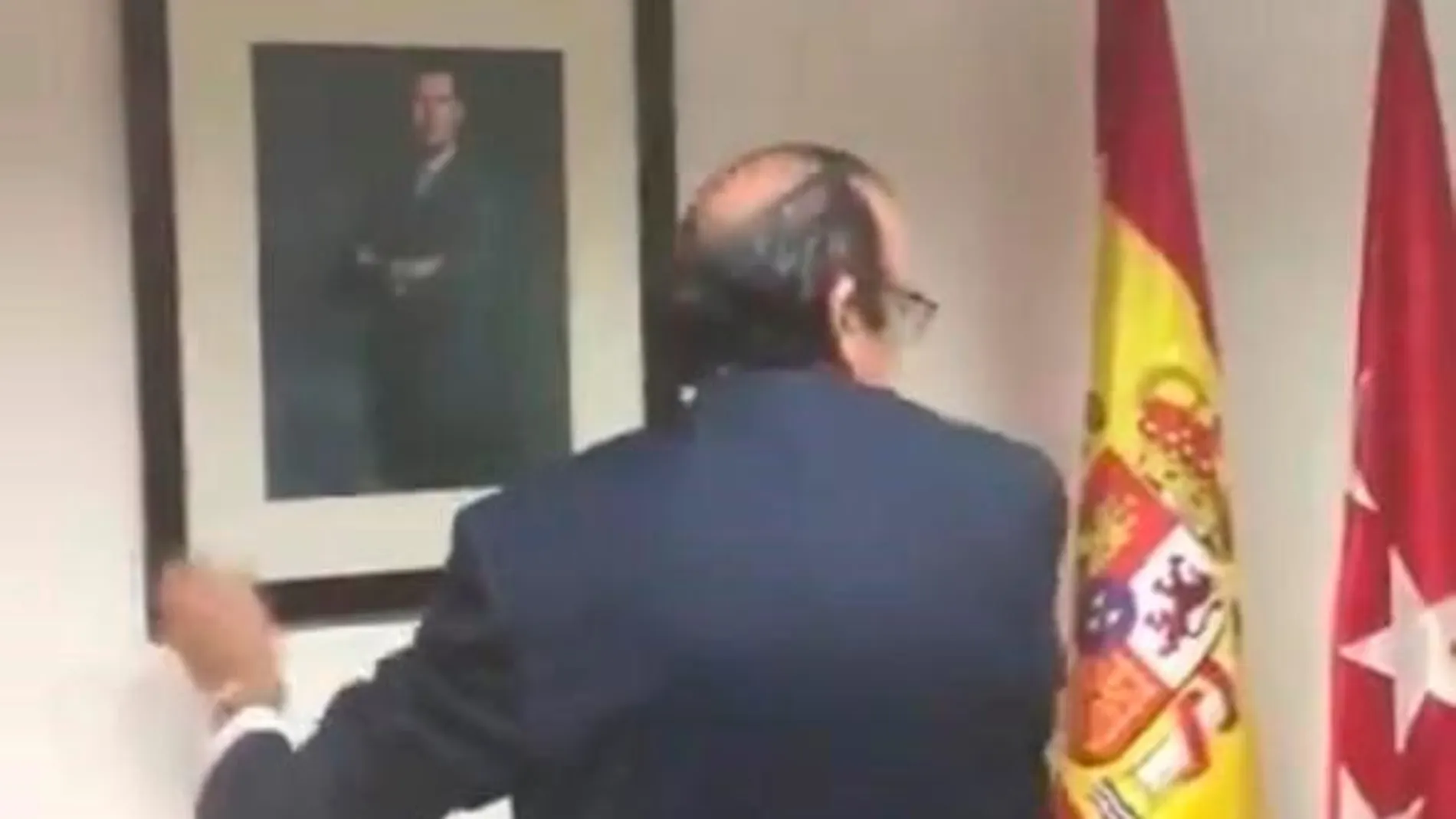 Vox cambia un cuadro del despacho heredado de Podemos por una fotografía del Rey
