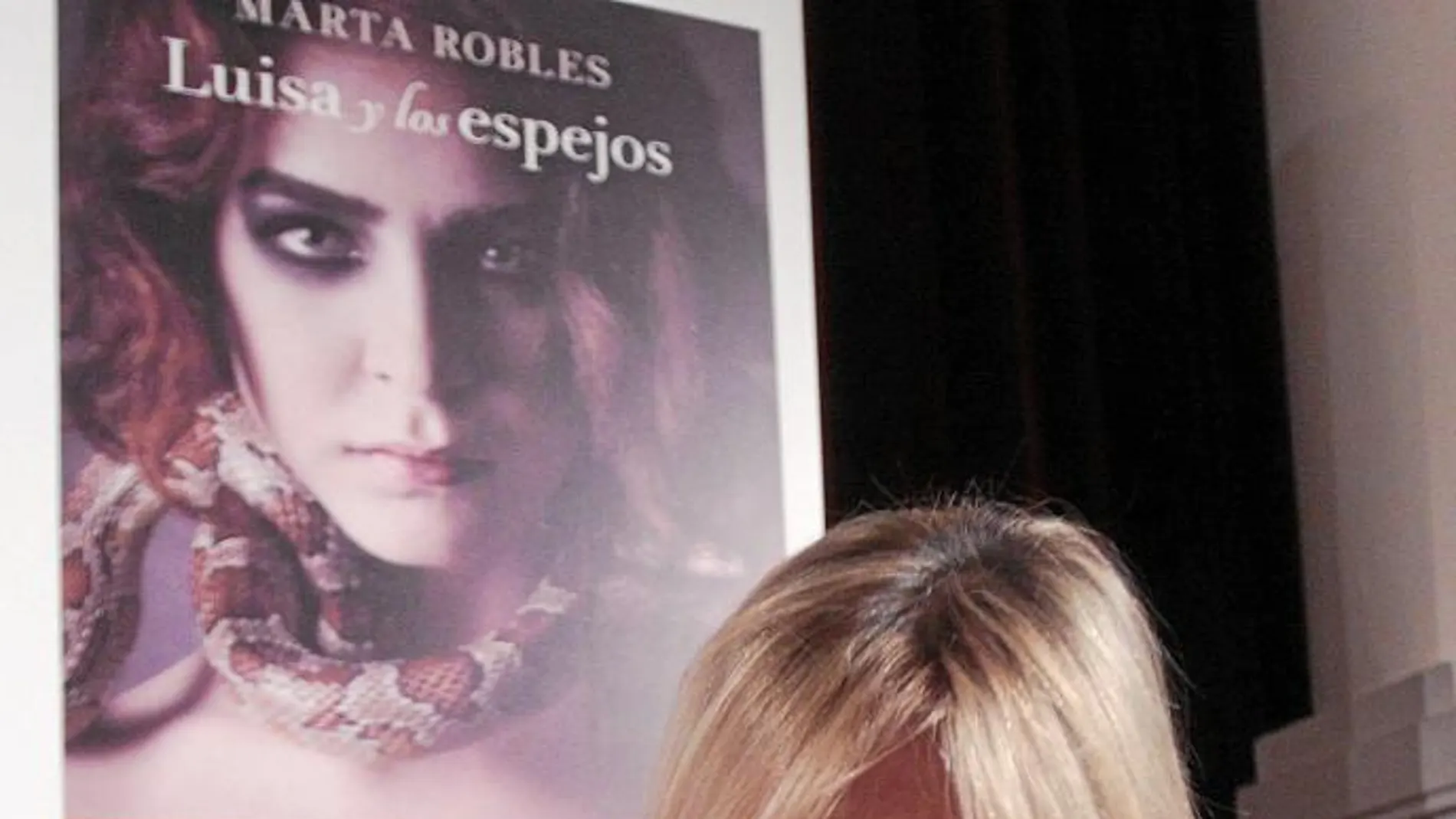 Marta Robles firma un ejemplar de su novela tras la presentación en la Fundación Cajasol