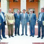 El presidente, Ignacio González, junto a Lucía Figar y los rectores de las universidades públicas madrileñas