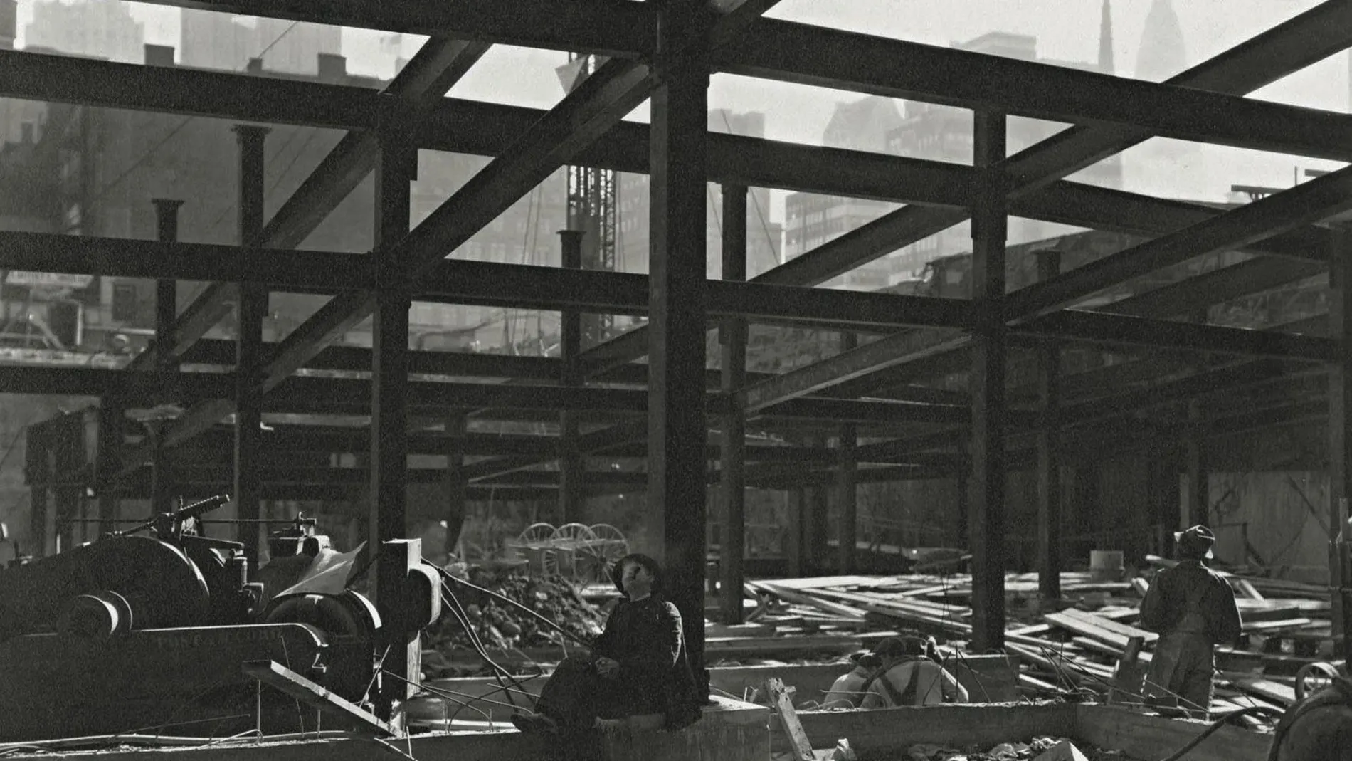 Fotografía de Berenice Abbott tomada en 1932 durante la construcción del Rockefeller Center