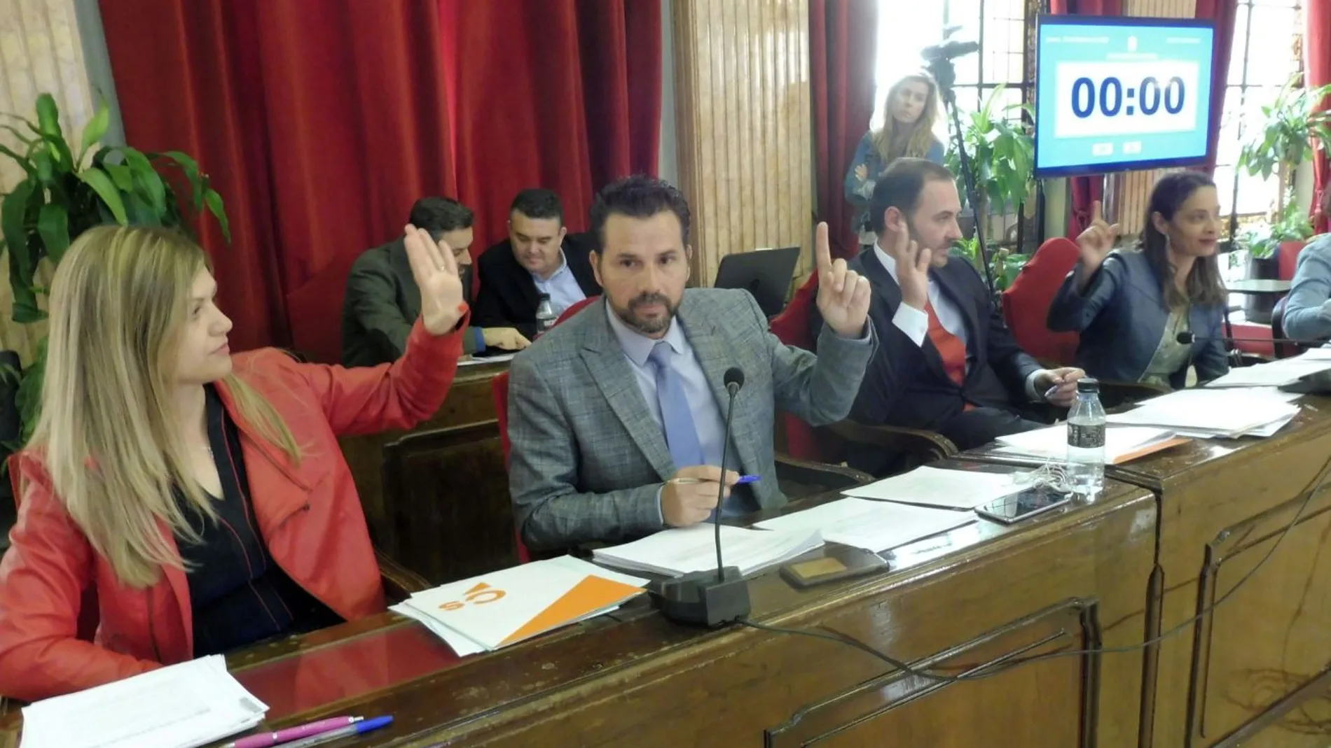 El líder de Ciudadanos en la ciudad de Murcia, Mario Gómez (segundo por la izquierda), ha sido muy crítico con la gestión de Ballesta en el Consistorio