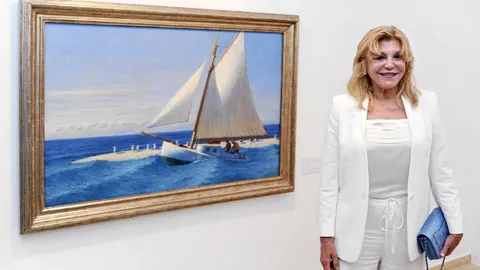 Carmen Thyssen ante una obra de Edward Hooper en la exposición de Sant Feliu