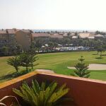 Vista del campo de golf y la piscina del hotel donde se celebran las actividades