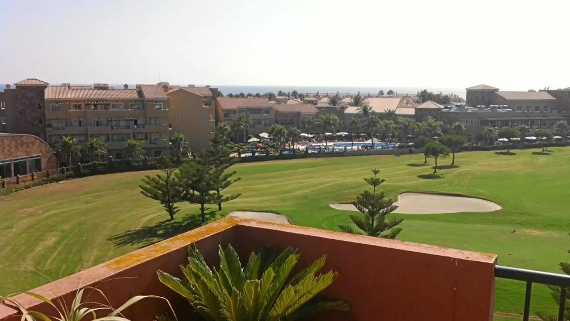 Vista del campo de golf y la piscina del hotel donde se celebran las actividades
