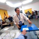 El candidato a la alcaldía por el PP en Córdoba, José María Bellido, ejerce su derecho a voto
