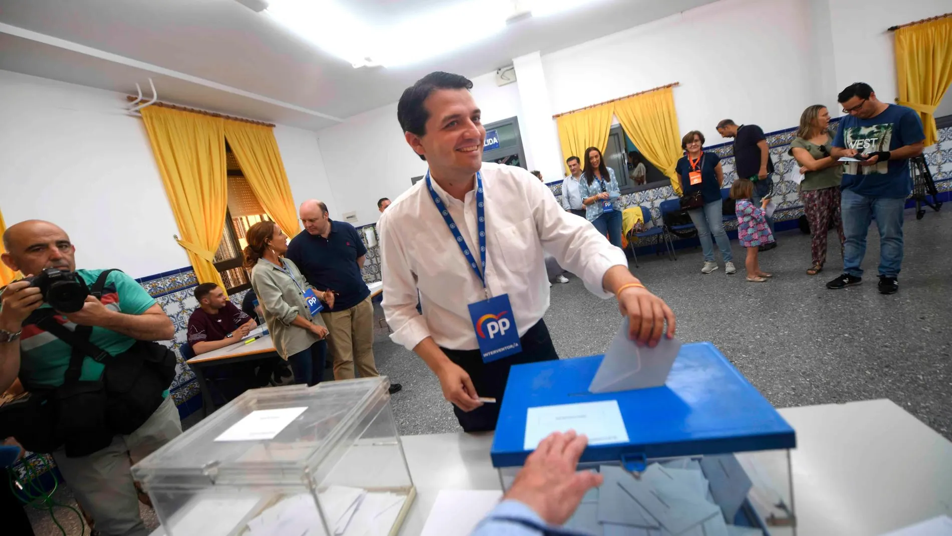 El candidato a la alcaldía por el PP en Córdoba, José María Bellido, ejerce su derecho a voto