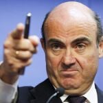 El ministro español de Economía y de Competitividad, Luis de Guindos, comparece ante los medios.