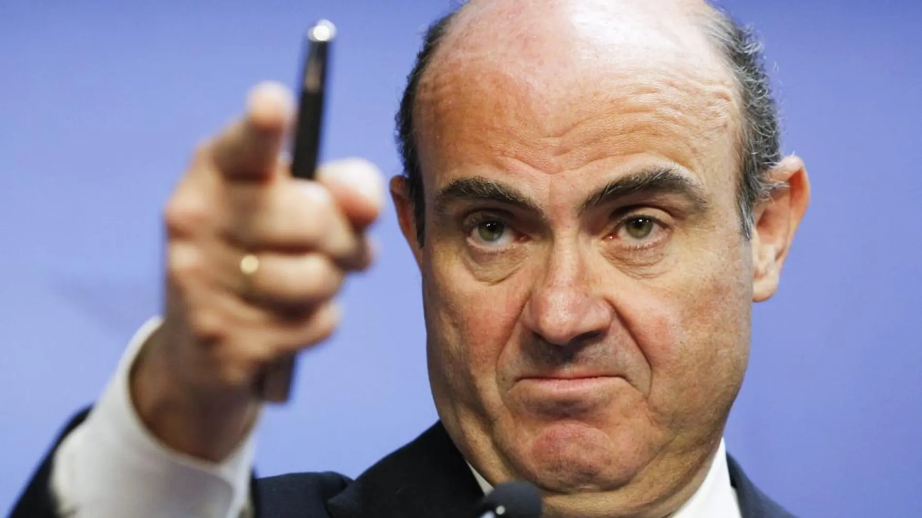 El ministro español de Economía y de Competitividad, Luis de Guindos, comparece ante los medios.