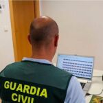 Un agente de la Guardia Civil