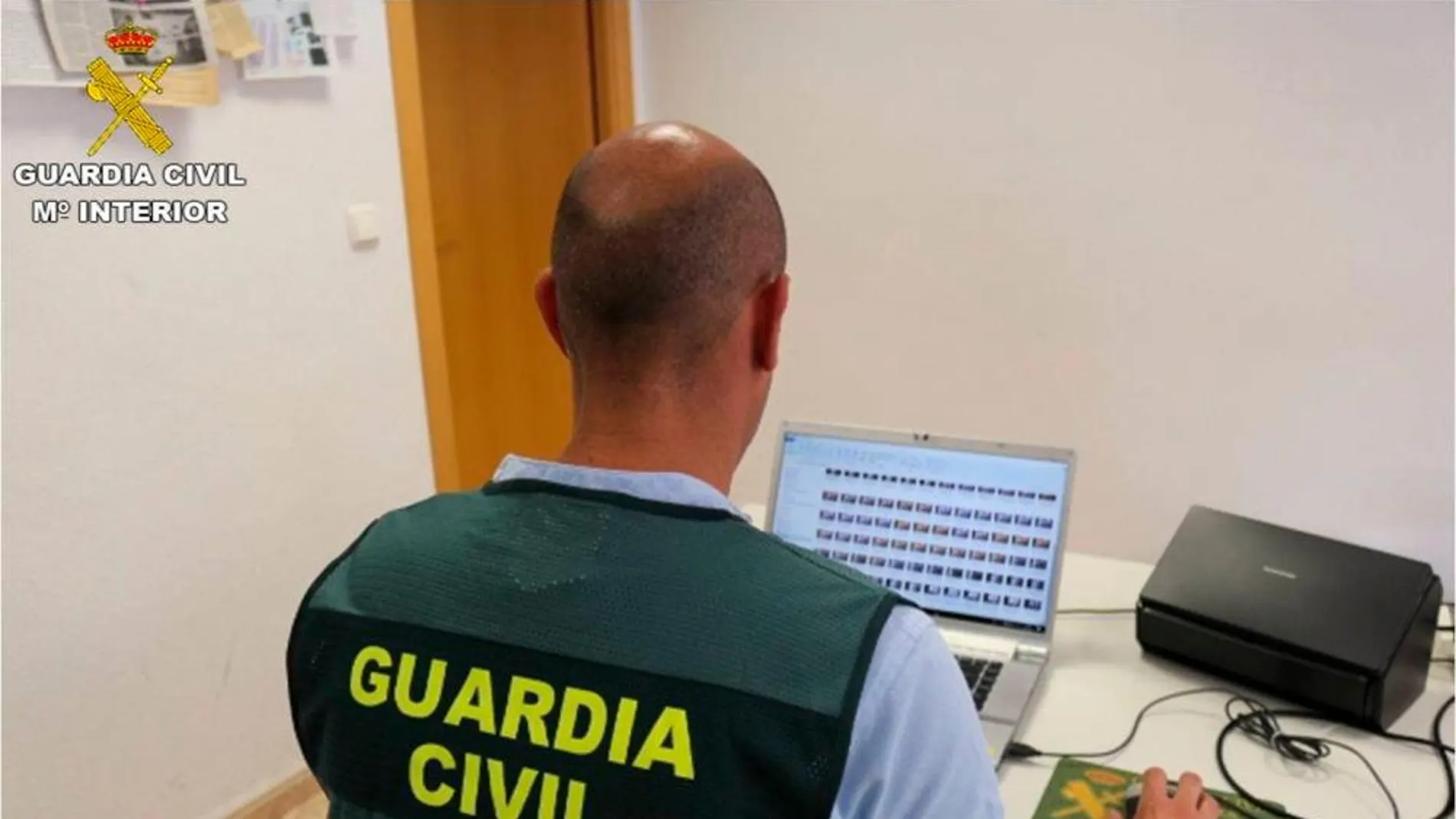 Un agente de la Guardia Civil