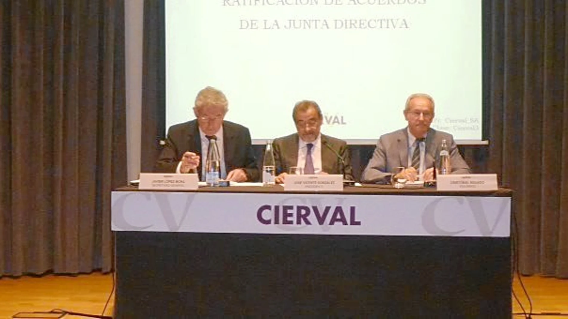 El presidente de la patronal valenciana Cierval, José Vicente González (en el centro), ayer durante la Asamblea General Ordinaria