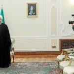 El presidente de Irán, Hasan Rohani, estrecha la mano del ministro de Exteriores de Alemania, Heiko Maas, durante su reunión de ayer en Teherán