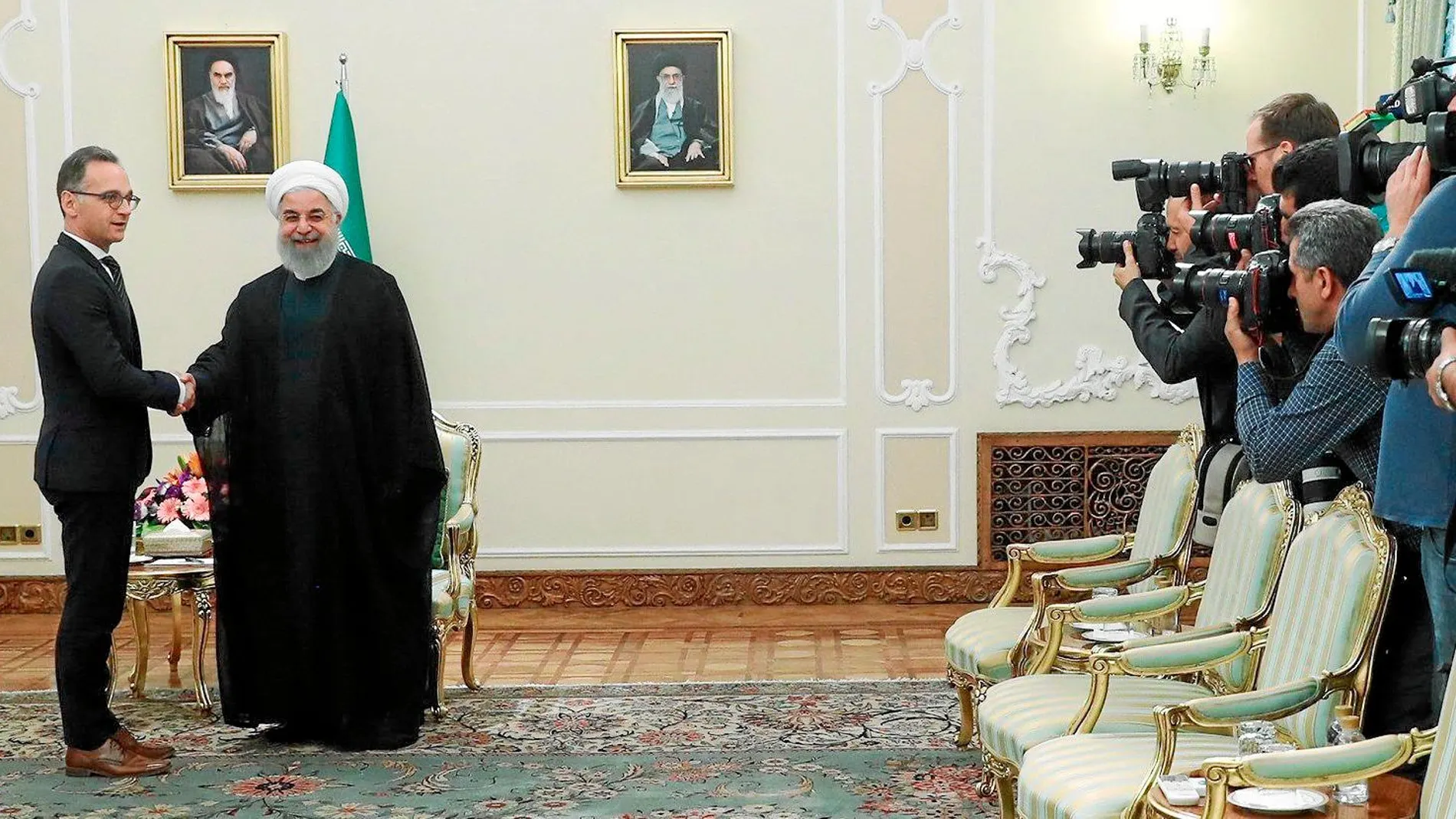 El presidente de Irán, Hasan Rohani, estrecha la mano del ministro de Exteriores de Alemania, Heiko Maas, durante su reunión de ayer en Teherán