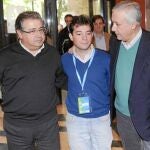 Juan Ignacio Zoido y Javier Arenas flanquean al nuevo presidente de Nuevas Generaciones de Sevilla, Javier Portero