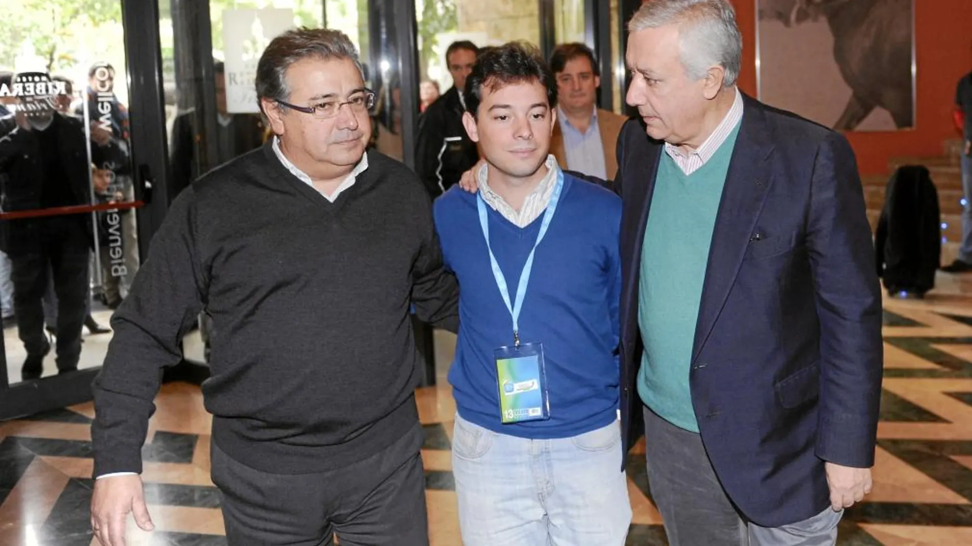 Juan Ignacio Zoido y Javier Arenas flanquean al nuevo presidente de Nuevas Generaciones de Sevilla, Javier Portero
