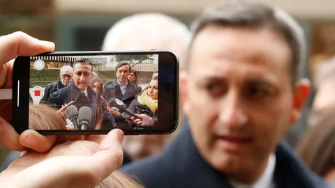El presidente de la Diputación de Alicante, César Sánchez, ayer atendiendo a los medios después de que la portavoz adjunta del PP en el Congreso de los Diputados, Belén Hoyo, presentara en Madrid un recurso de inconstitucionalidad contra la Ley valenciana de Mancomunidades