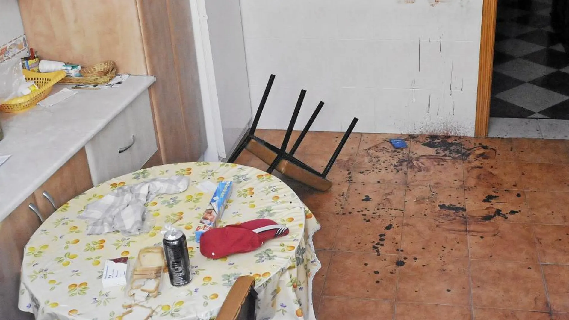 Prisión por matar a puñaladas a su padre y agredir a su madre