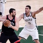 Brook Lopez lidera a los Bucks en su primera victoria de la final del este