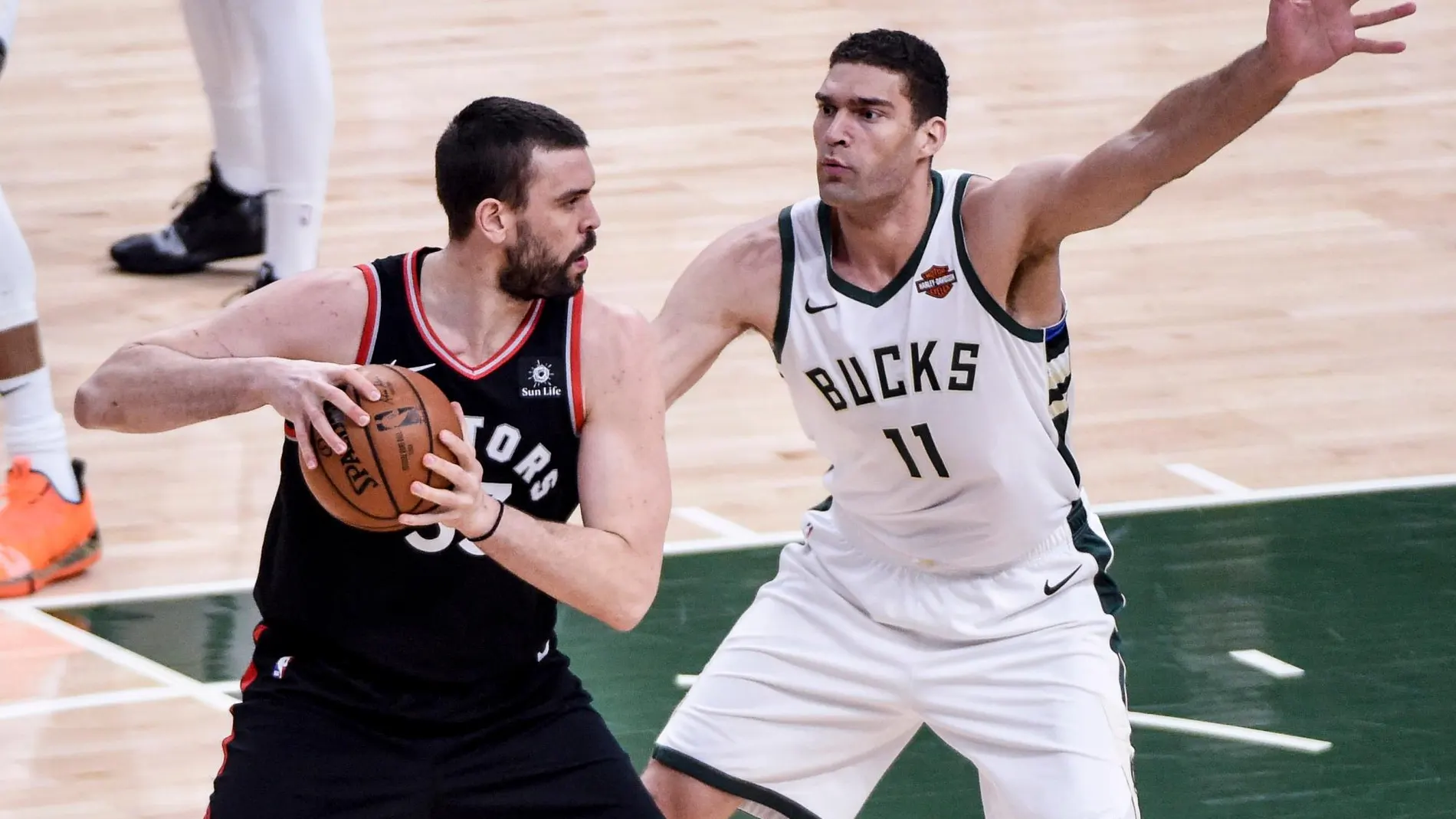 Brook Lopez lidera a los Bucks en su primera victoria de la final del este