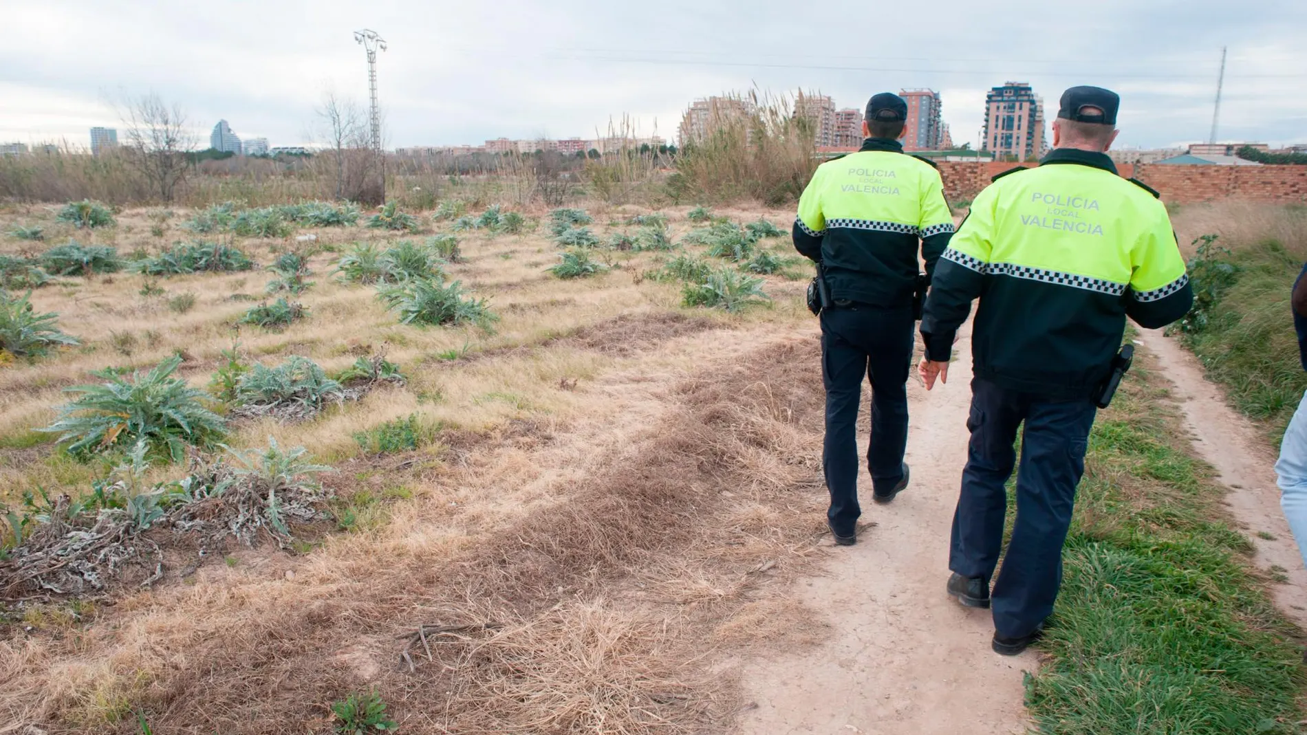 Dos agentes de policía patrullan la huerta de Campanar en la capital valenciana con sendos anoraks