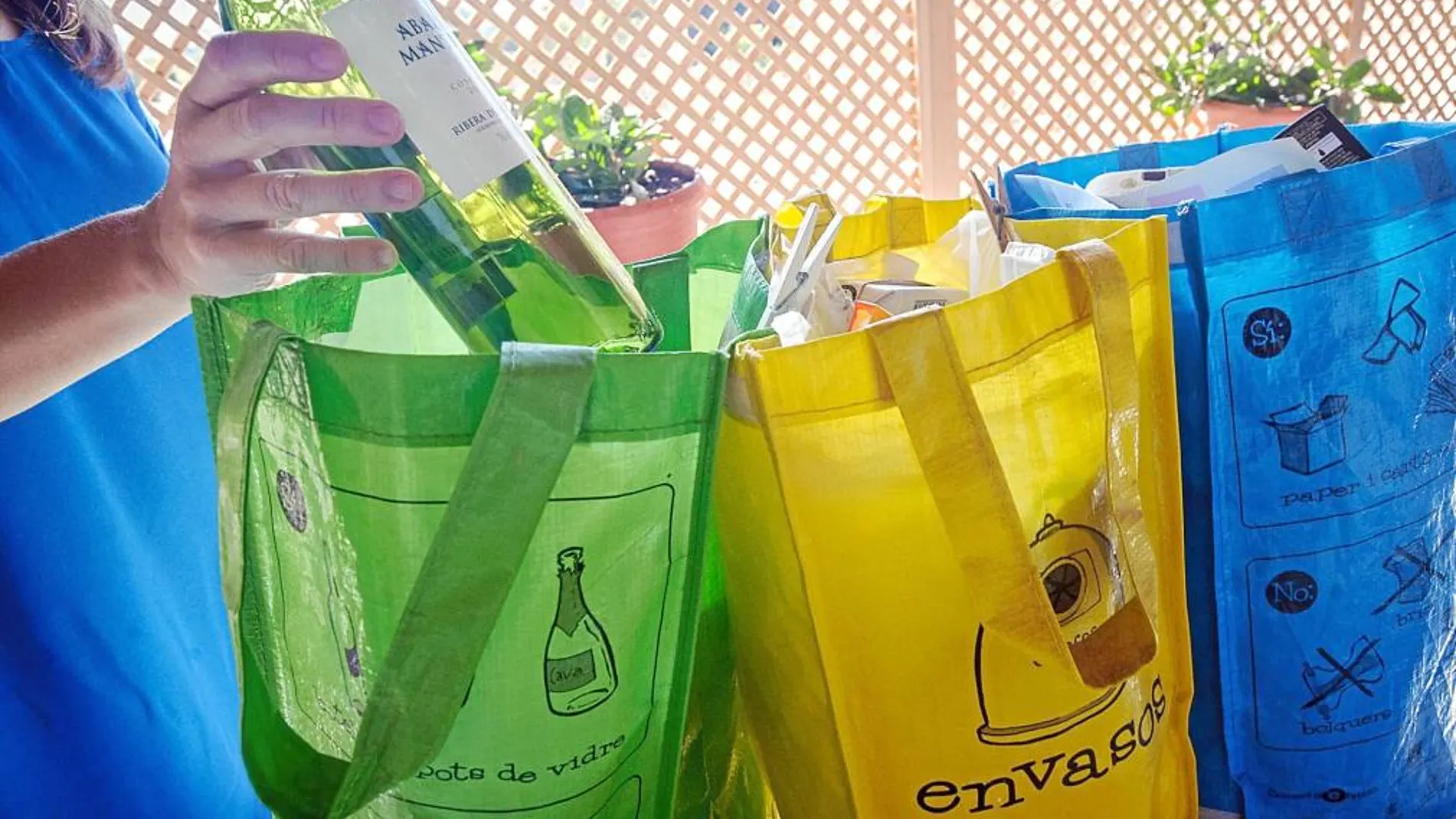 Los ciudadanos responsables con el medio ambiente deberán incorporar una nueva bolsa a su kit del reciclaje, en la que introducirán exclusivamente los restos orgánicos de comida