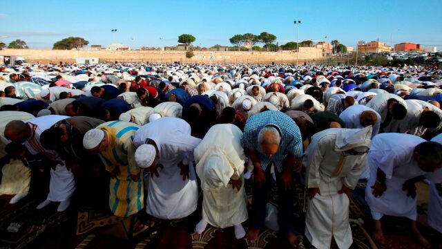 Unos diez mil melillenses de religión musulmana se dieron cita en el rezo conjunto en la explanada del Tercio Gran Capitán con el que dieron la bienvenida al Aid el Fitr, la pascua chica, que puso fin al mes sagrado del Ramadán y que en la ciudad se conmemora un día después que en el resto del país. Al rezo, organizado por la Comisión Islámica de Melilla (CIM), con colaboración de la Ciudad Autónoma, acudieron hombres, mujeres y niños que ocuparon las zonas del rezo acotadas por sexos, en un mar de alfombras de múltiples colores / Foto: Efe