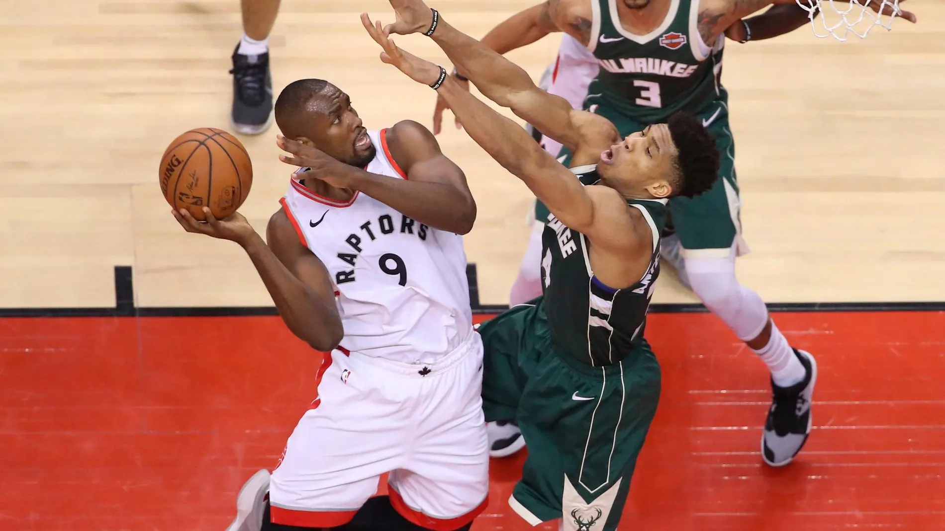 Ibaka y Antetokounmpo durante el partido / Tom Szczerbowski-USA TODAY Sports