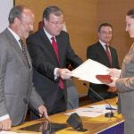 El consejero Antonio Silván entrega una de las medallas, junto al alcalde de Valladolid, Javier León de la Riva, y Fernando Salguero
