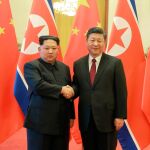 El líder norcoreano Kim Jong-un estrecha la mano del presidente Chino Xi Jinping durante una visita en Pekín en marzo de 2018