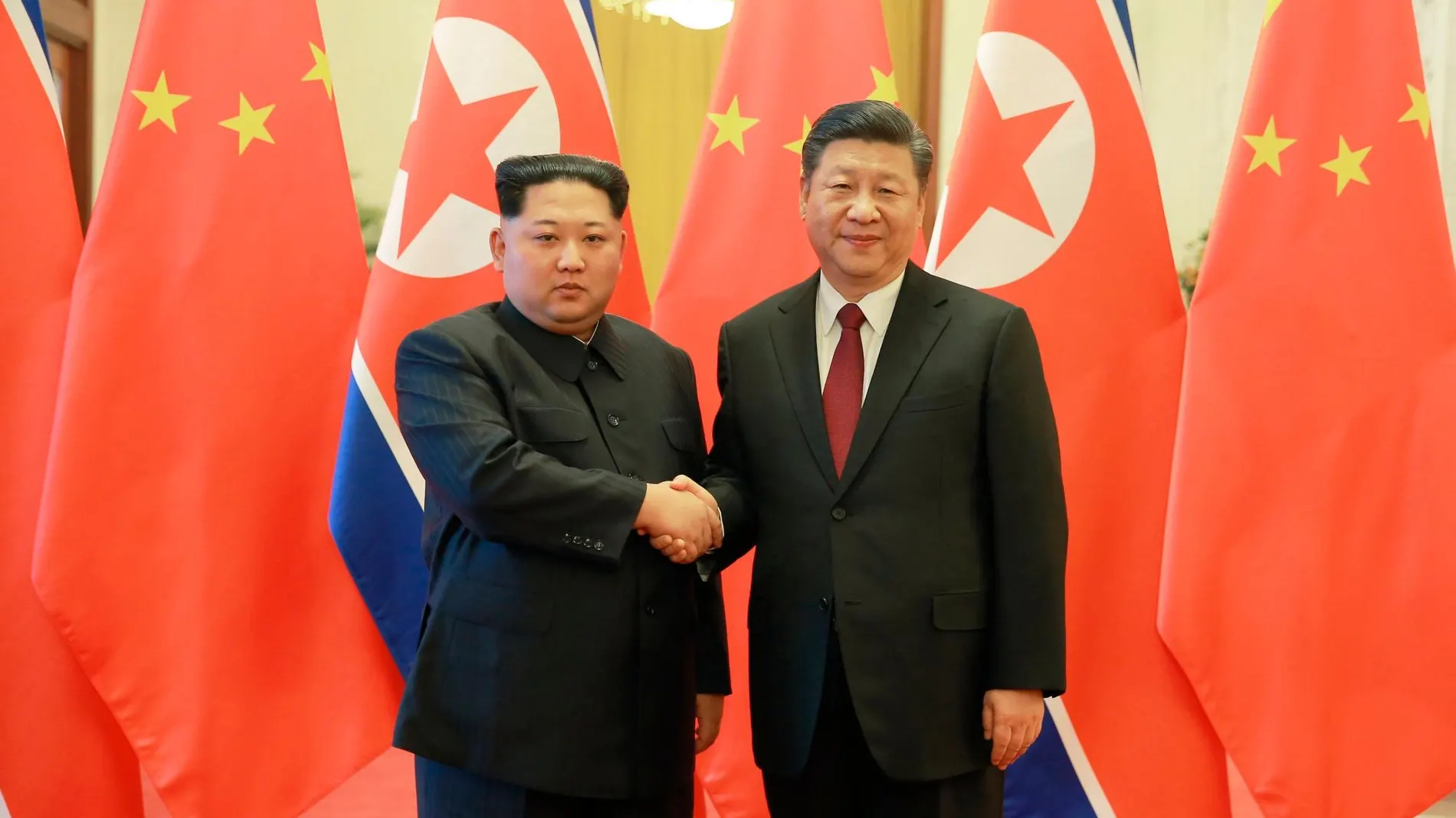 El líder norcoreano Kim Jong-un estrecha la mano del presidente Chino Xi Jinping durante una visita en Pekín en marzo de 2018