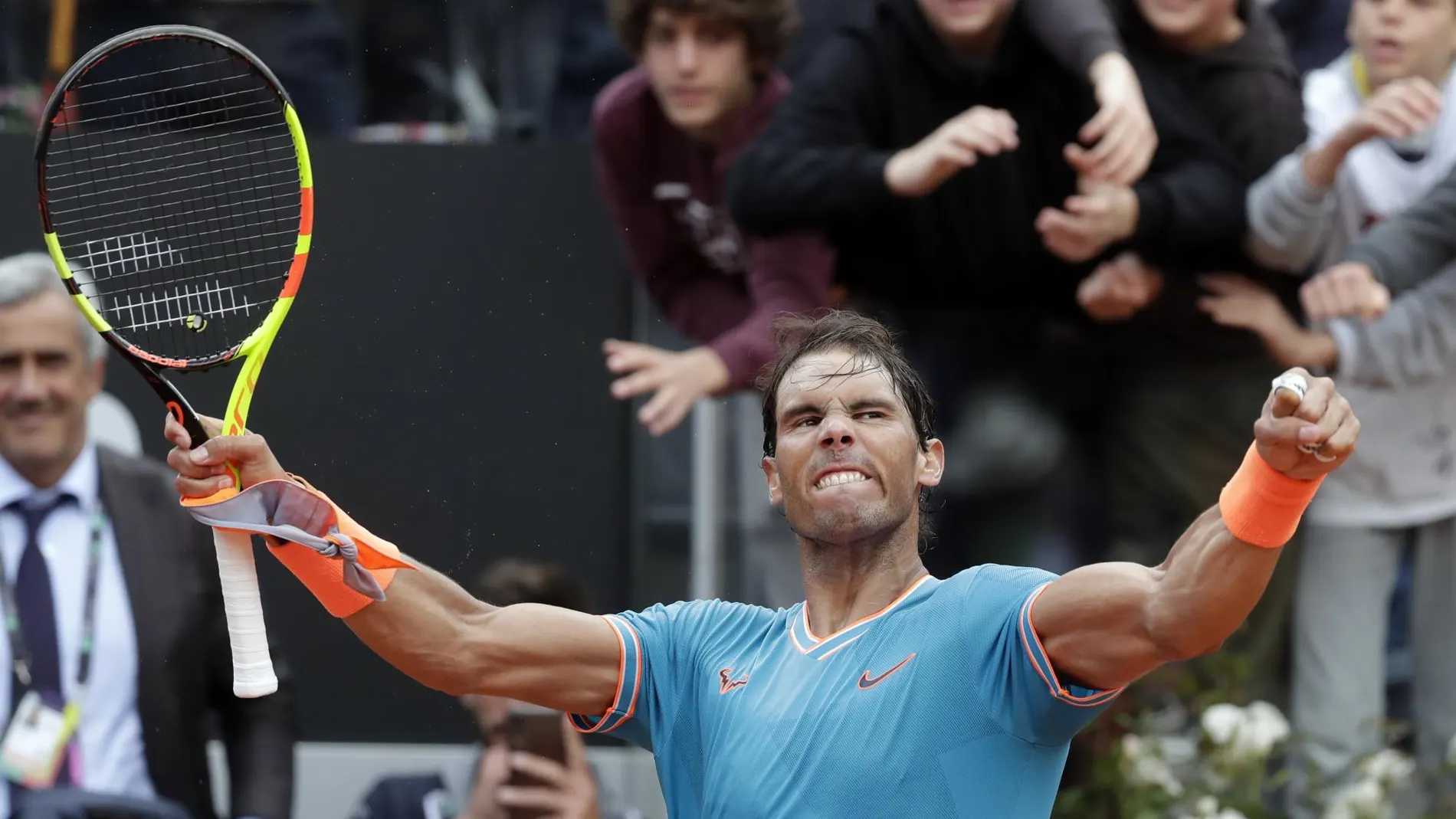 Nadal celebra su triunfo en semifinales ante Tsitsipas (6-3 y 6-4)