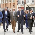 Javier Lacalle conversa con Ruiz Medrano y José María Arribas, entre otros, durante la inauguración de los trabajos llevados a cabo en el Área de Rehabilitación del Centro Histórico de Burgos