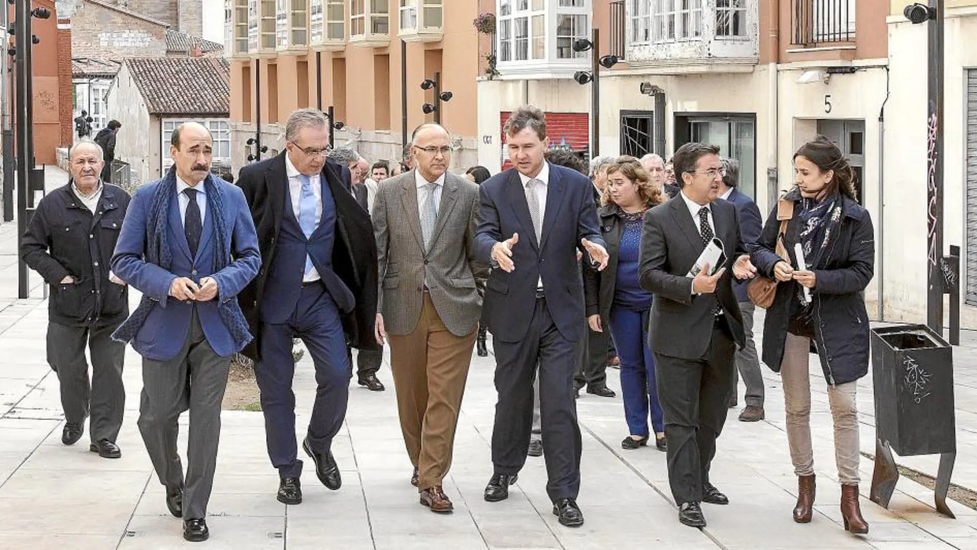 Javier Lacalle conversa con Ruiz Medrano y José María Arribas, entre otros, durante la inauguración de los trabajos llevados a cabo en el Área de Rehabilitación del Centro Histórico de Burgos