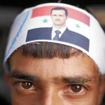Un militante chíi, con una pañoleta de Asad en la cabeza