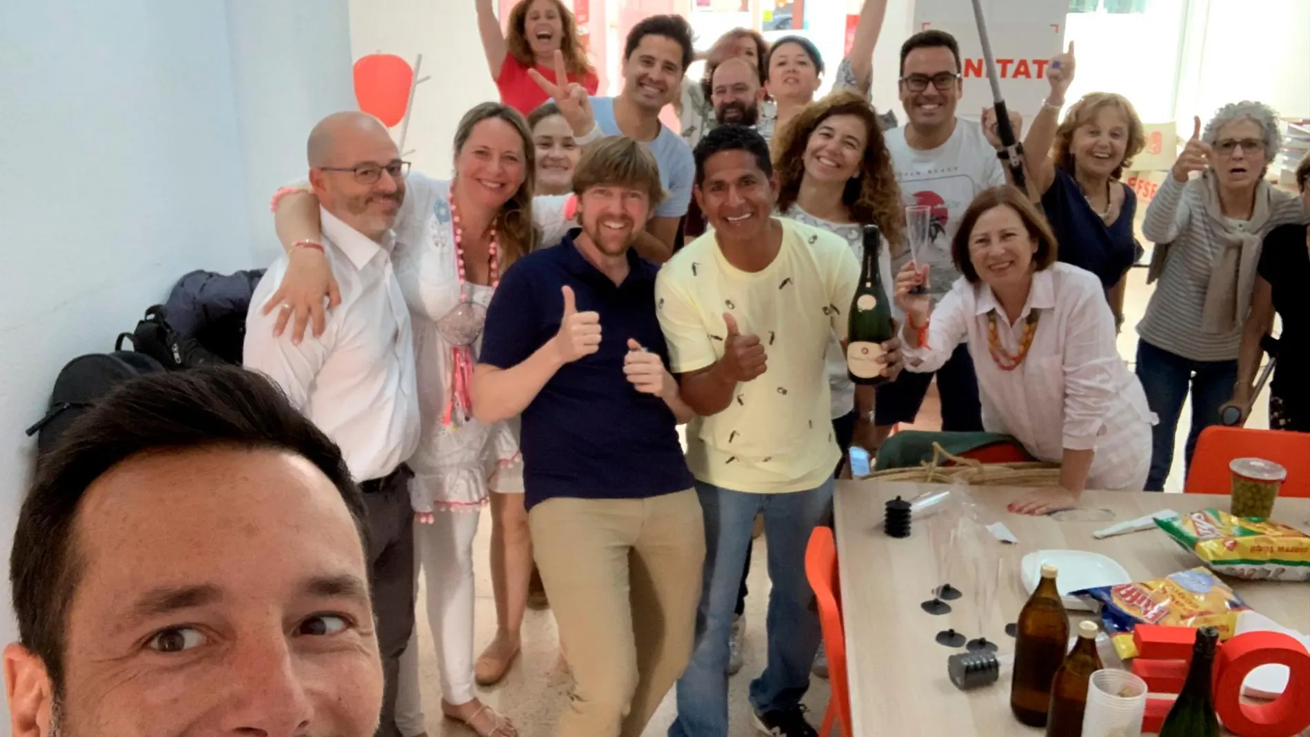 Rafael Ruiz, alcalde de Ibiza, celebrando con sus compañeros la alcaldía de Ibiza
