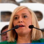 La candidata del PP a la alcaldía de Vigo, Elena Muñoz, anuncia su renuncia a su acta de concejal y su dimisión como presidenta del partido / Foto: Efe