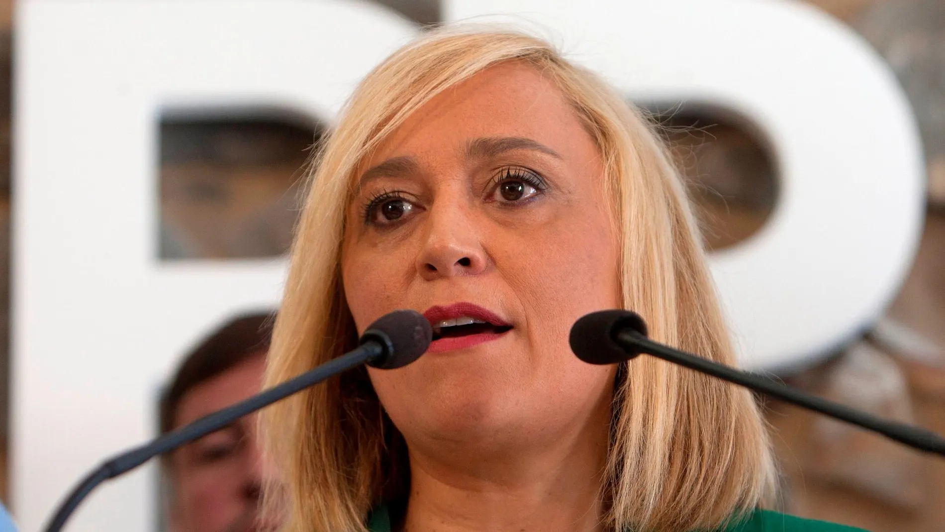 La candidata del PP a la alcaldía de Vigo, Elena Muñoz, anuncia su renuncia a su acta de concejal y su dimisión como presidenta del partido / Foto: Efe