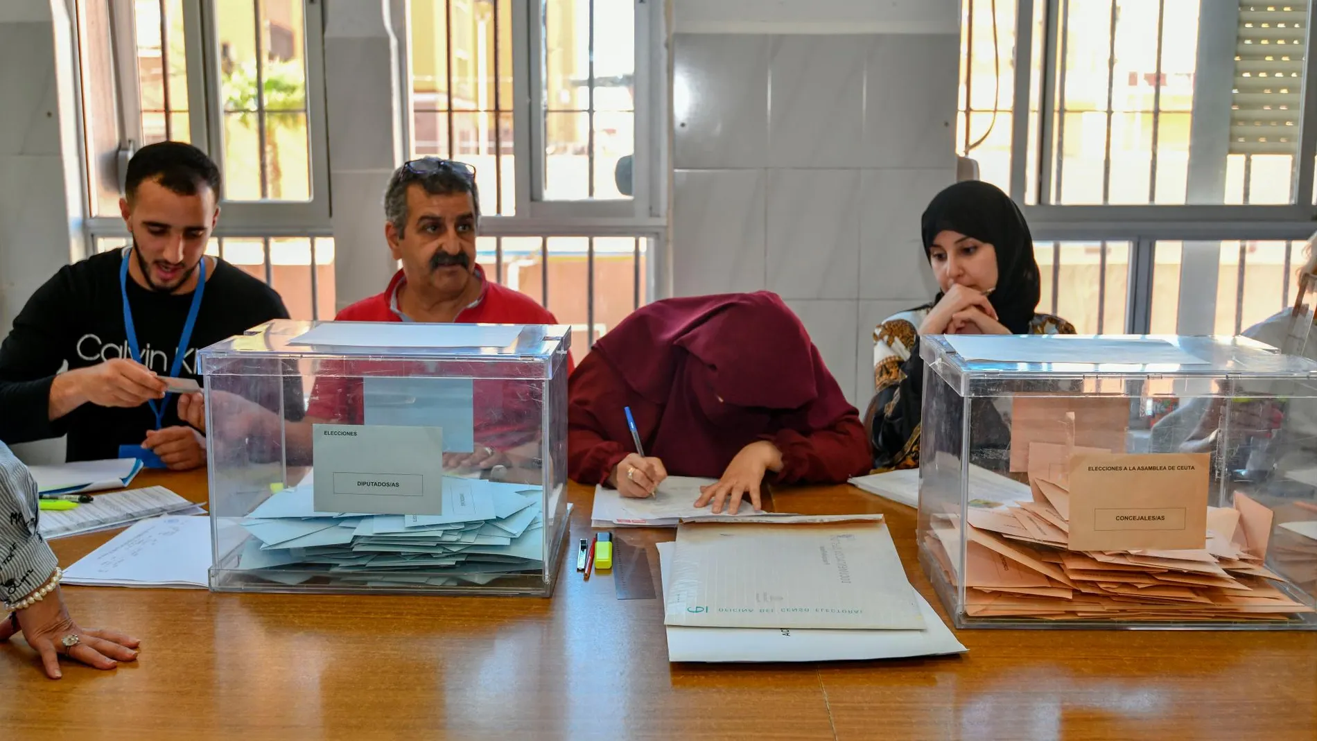 Ambiente electoral durante las votaciones del 26-M en Ceuta