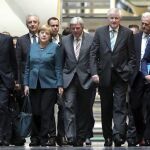 La canciller alemana, Angela Merkel (c izda), el ministro de Finanzas Wolfgang Schaeuble (izda), el presidente de Baviera, Horst Seehofer, y otros miembros de su delegación